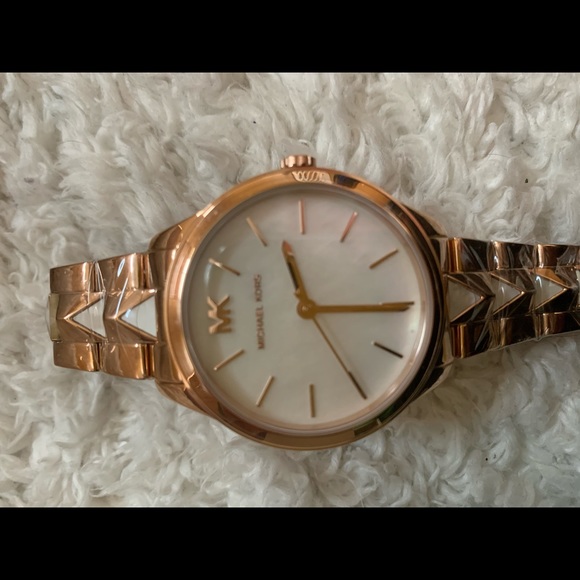 REDUCED NWT Michael Kors watch - Picture 6 of 6